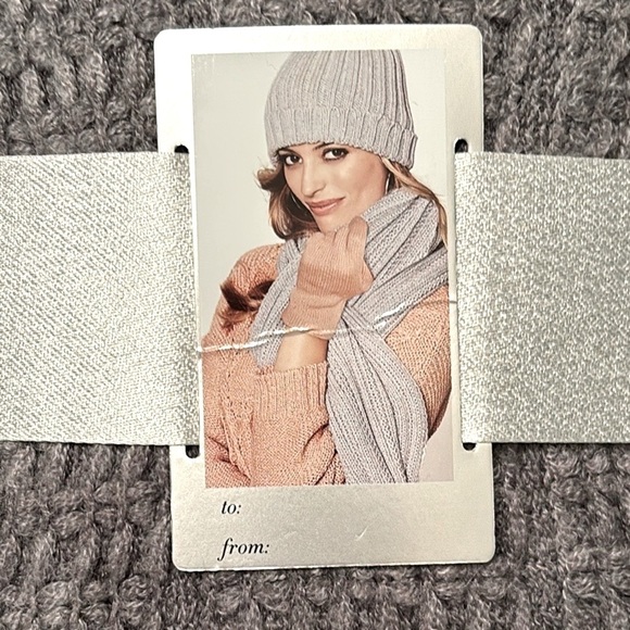NWT New York & Co Gray Knit Fringe Scarf Pom Hat & Gloves Set Winter Cozy Gift - Picture 9 of 15